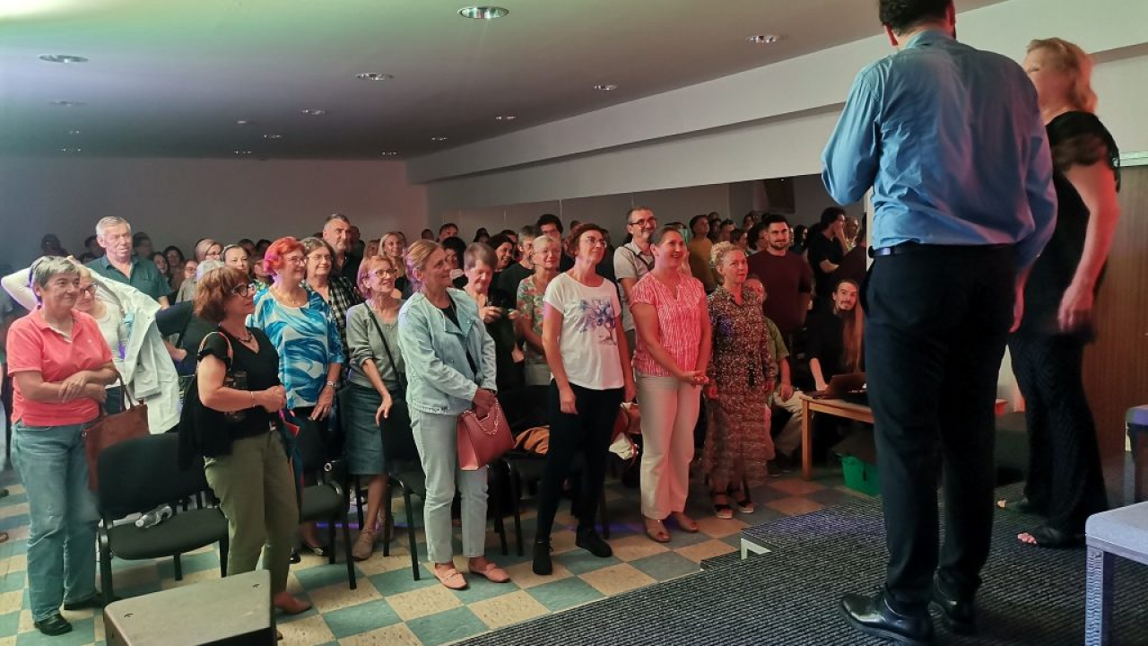 Prohaska i Nejašmić Banić oduševili Kninjane s komedijom ‘A odakle ste Vi, gospođo?’