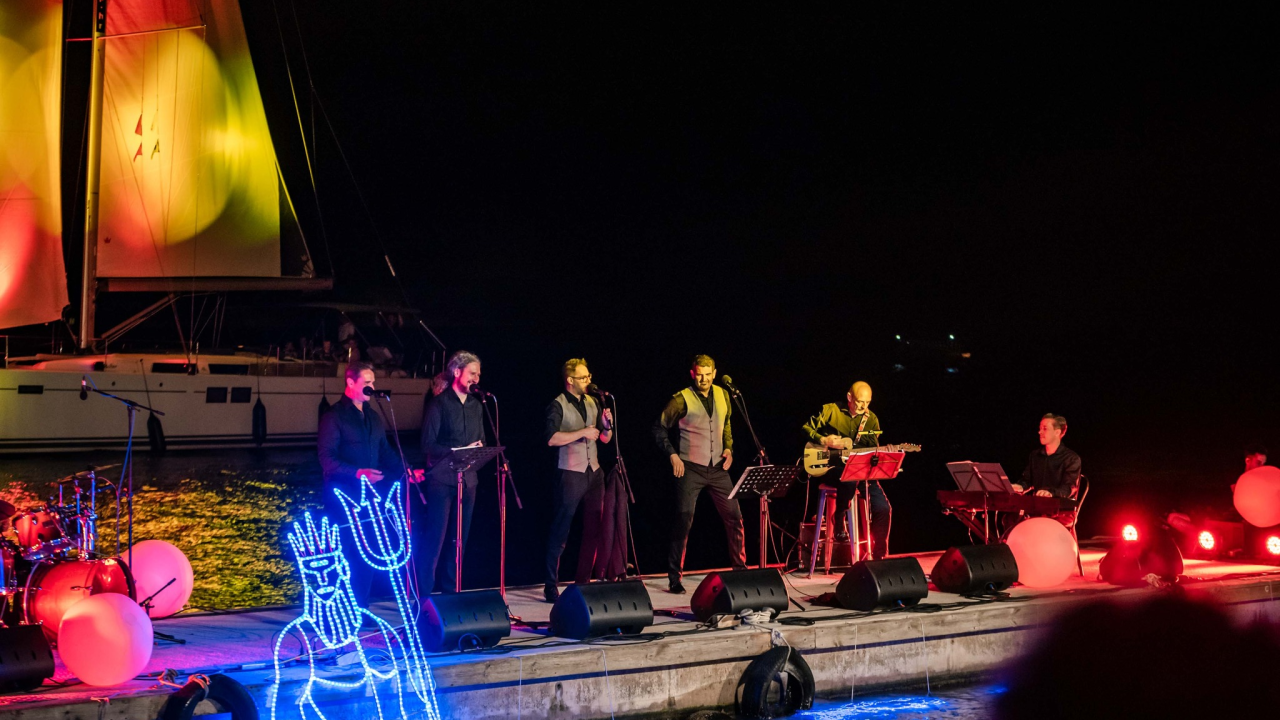 'Light is Life' upozorio na iskorištavanje planeta Zemlje: Šibenik obojan u crveno, a 4 tenora dali glazbeni doprinos