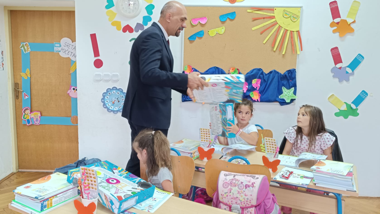 Jelić posjetio škole u Unešiću i Mirloviću: 'Budite marljivi, vrijedni i slušajte učitelje'