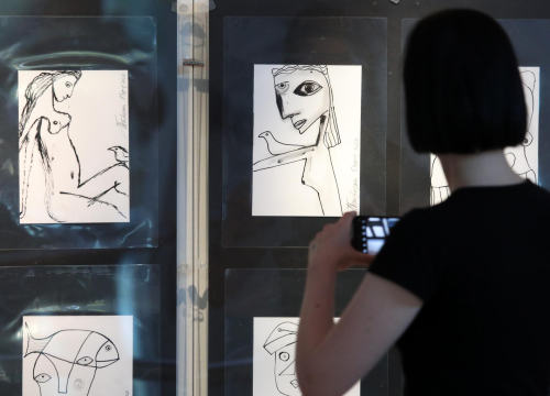 U knjižnici pogledajte izložbu 'Olovka crta srcem - Hristovim'