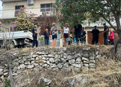 Komunalni (ne)red: Grad odlučio postaviti kamene blokove, građani ih spriječili, intervenirala i policija!