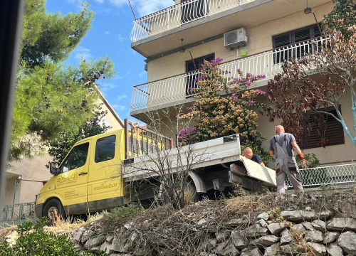 Fotografija 3 - Komunalni (ne)red: Grad odlučio postaviti kamene blokove, građani ih spriječili, intervenirala i policija!