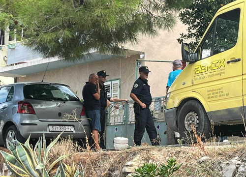 Fotografija 2 - Komunalni (ne)red: Grad odlučio postaviti kamene blokove, građani ih spriječili, intervenirala i policija!