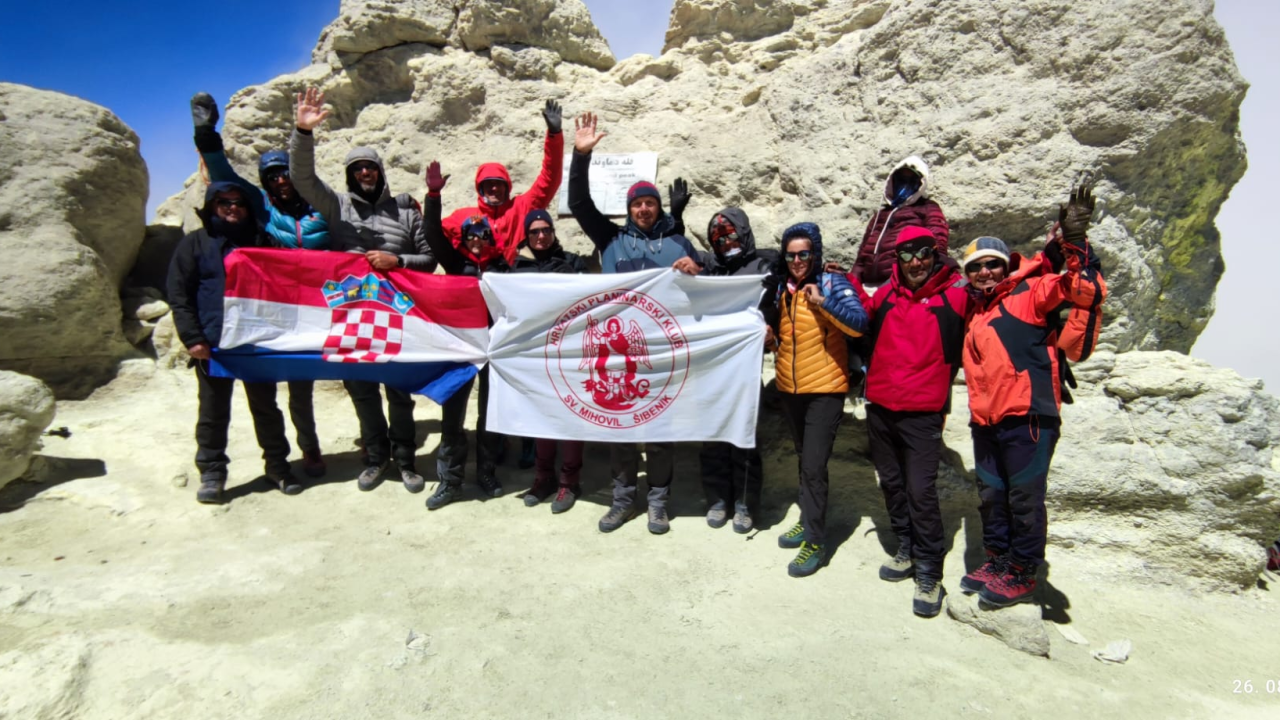 Petnaest planinara iz Šibenika krenulo u osvajanje najvećeg vrha u Iranu: Njih devetero je uspjelo!