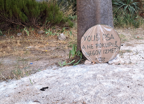 Fotografija 2 - Na Krvavicama postavili znak u kojem prozivaju vlasnike pasa: 'Zašto ne pokupite za njima?'