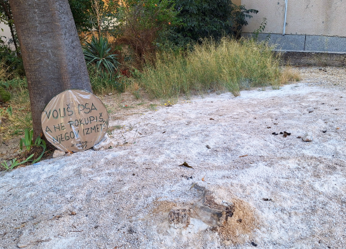 Fotografija 6 - Na Krvavicama postavili znak u kojem prozivaju vlasnike pasa: 'Zašto ne pokupite za njima?'