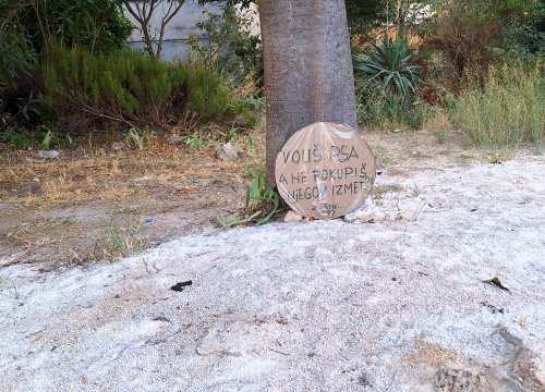 Fotografija 3 - Na Krvavicama postavili znak u kojem prozivaju vlasnike pasa: 'Zašto ne pokupite za njima?'