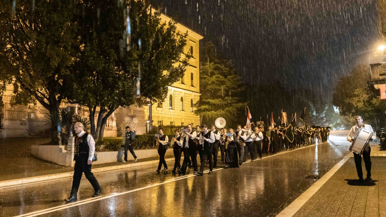 Unatoč prolomu oblaka, grmljavini i pljusku, Šibenčani pokazali koliko im znači Rujanski rat