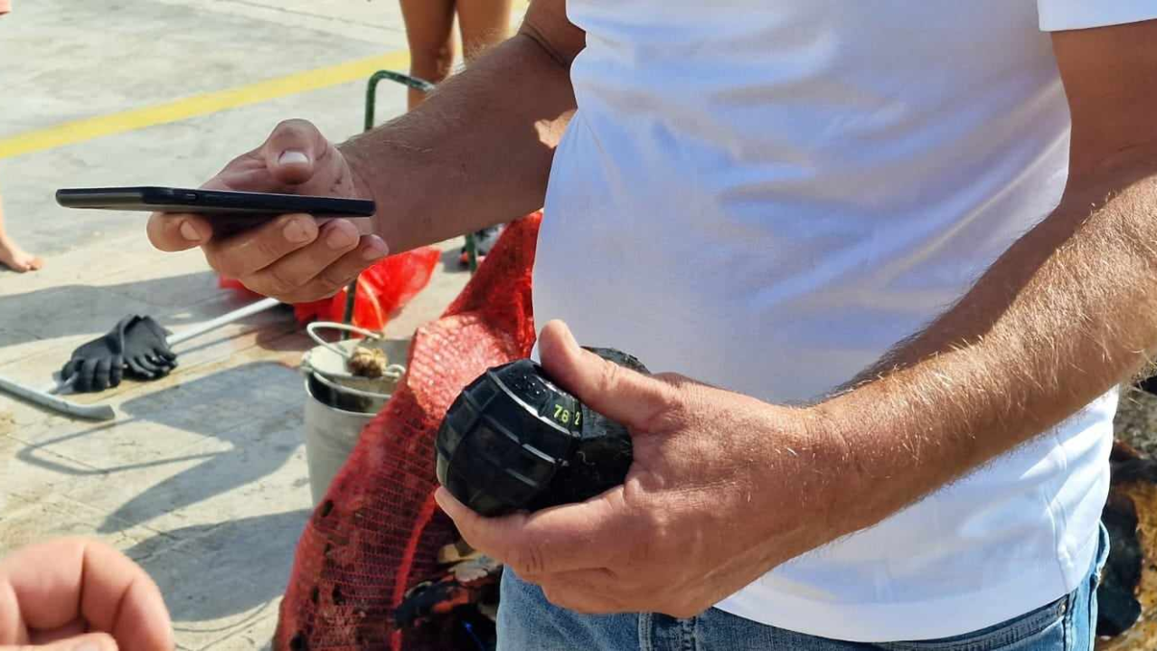 Jutros povodom Dana grada čišćeno podmorje šibenske rive: Među puno smeća pronađena pa deaktivirana ručna bomba