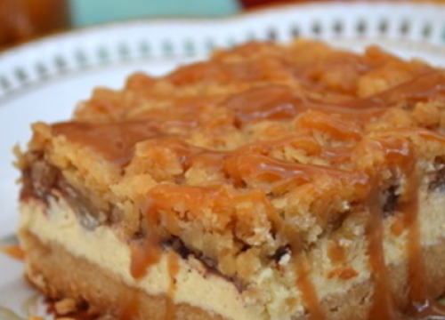 Kolač s jabukama i karamelom oko kojeg se vrijedi potruditi