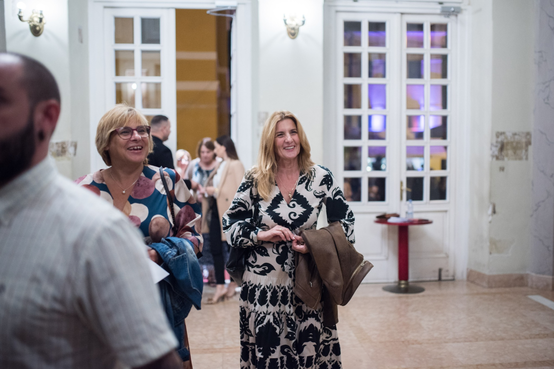 Dođi gola na večeru: Nova predstava šibenskog kazališta humorom šamara gledatelje!