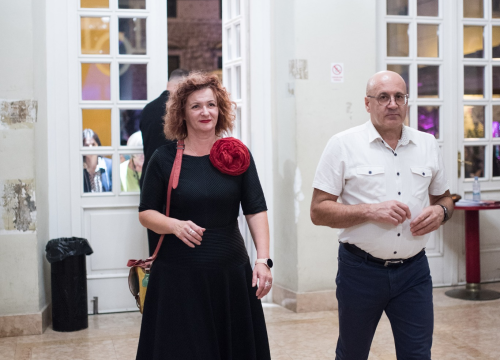 Fotografija 20 - Dođi gola na večeru: Nova predstava šibenskog kazališta humorom šamara gledatelje!