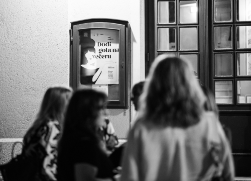 Fotografija 24 - Dođi gola na večeru: Nova predstava šibenskog kazališta humorom šamara gledatelje!