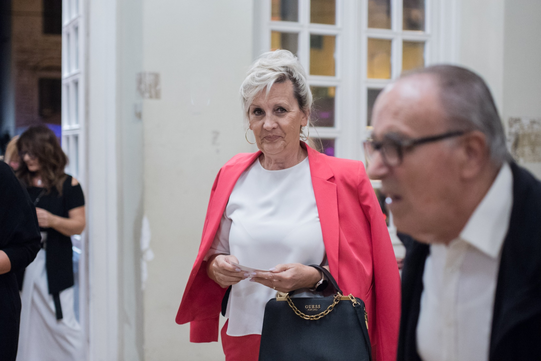 Dođi gola na večeru: Nova predstava šibenskog kazališta humorom šamara gledatelje!