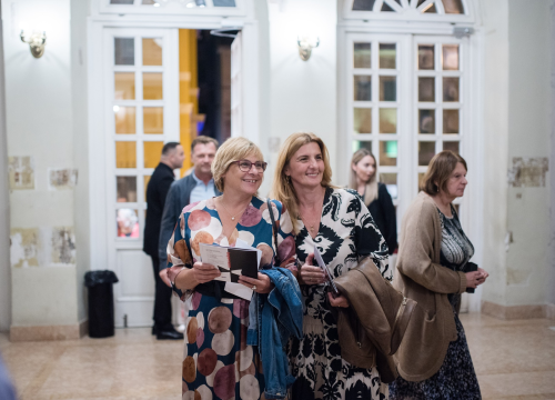 Fotografija 42 - Dođi gola na večeru: Nova predstava šibenskog kazališta humorom šamara gledatelje!