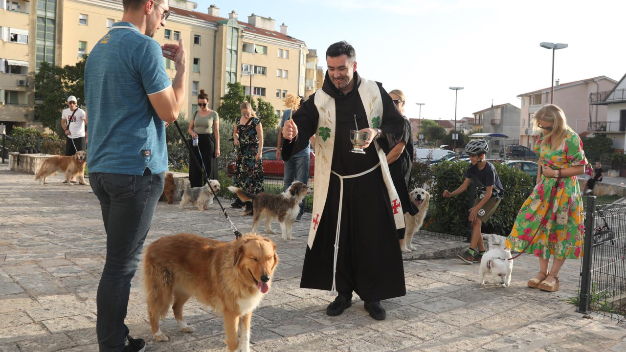 Fra Šimun na Meterizama blagoslovio ljubimce: ‘I njih je Bog stvorio’