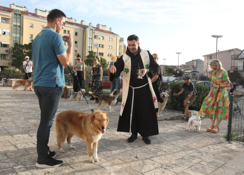 Fra Šimun na Meterizama blagoslovio ljubimce: ‘I njih je Bog stvorio’