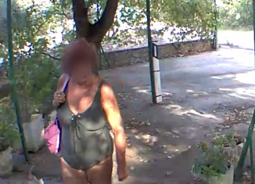 Hladnokrvnost u kupaćem kostimu: Gospođa iz tuđeg dvorišta na Jadriji iščupala cijeli pitar cvijeća