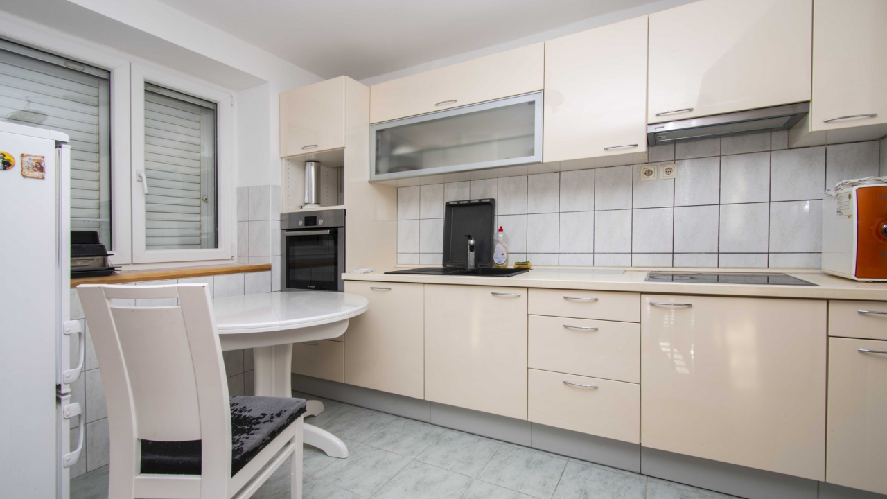 Prodaje se prostran stan u centru grada s parkingom!