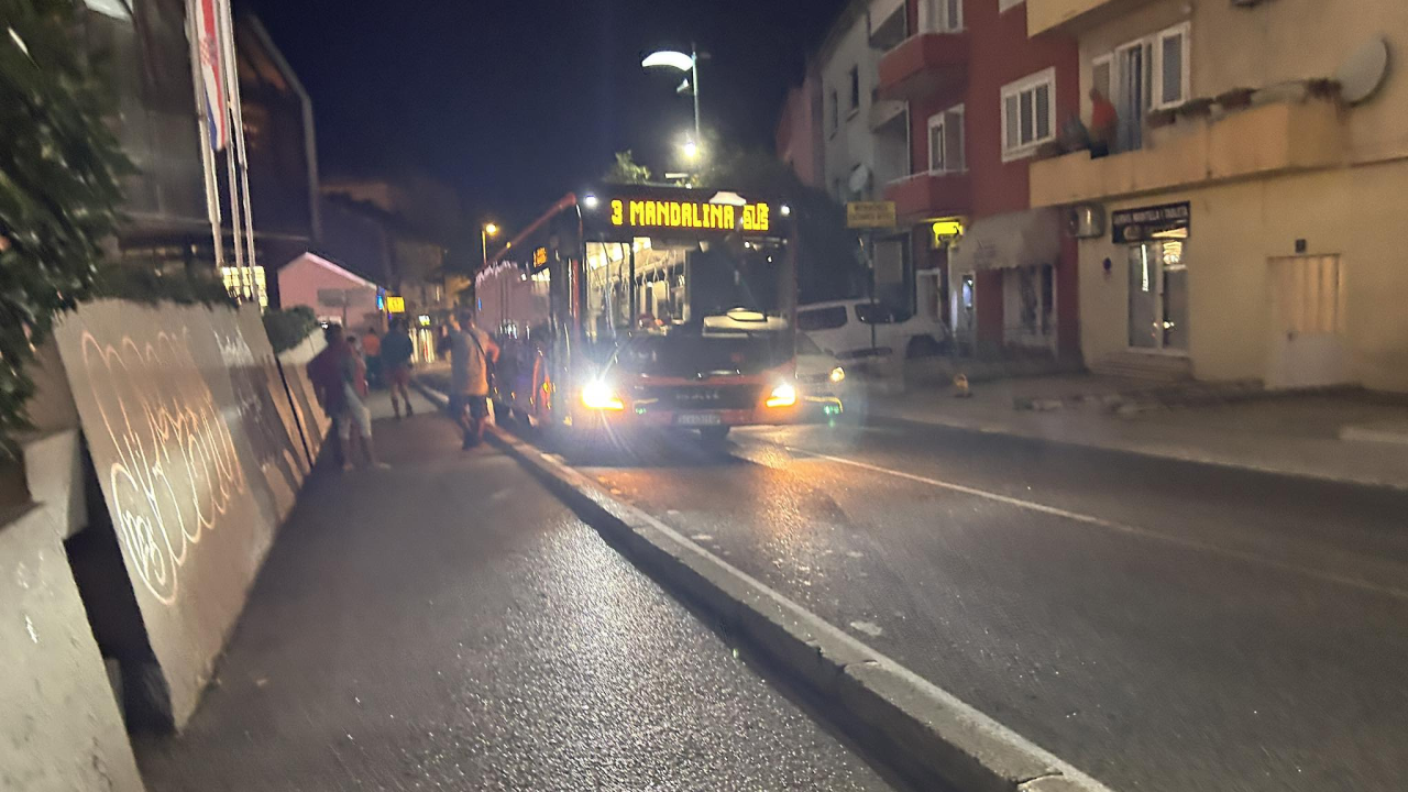Dijete se biciklom spuštalo niz stepenice kod robne kuće i udarilo u autobus