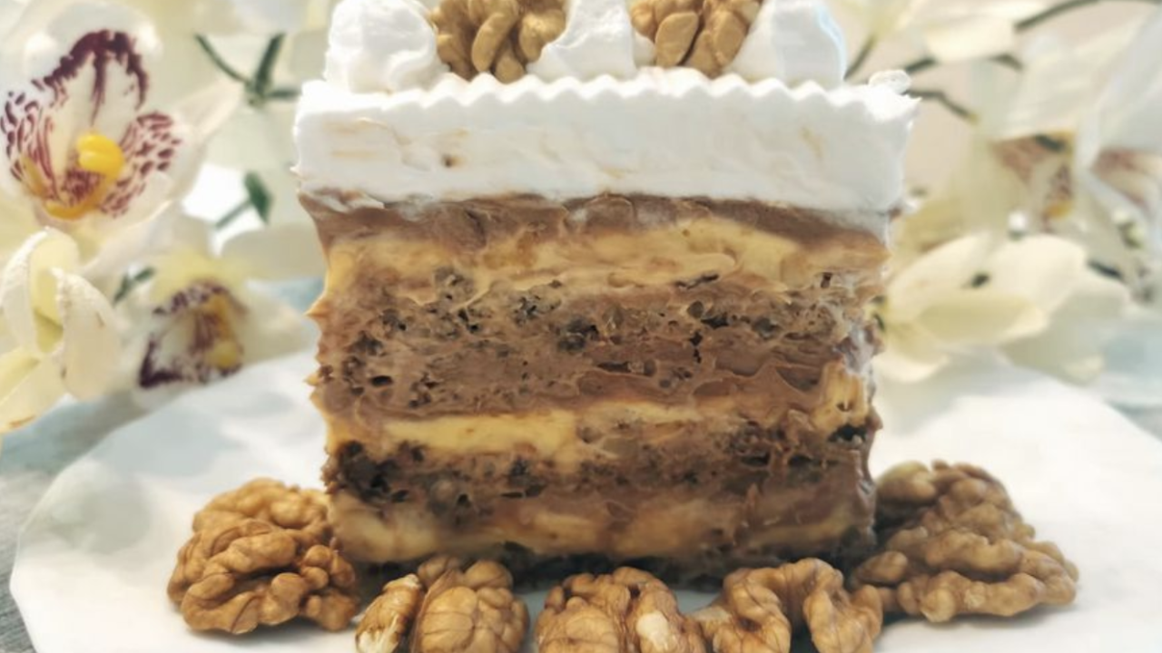 Izdašna i neodoljiva Dinastija torta s orasima, puno čokoladne kreme i vanilije