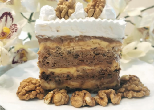 Izdašna i neodoljiva Dinastija torta s orasima, puno čokoladne kreme i vanilije