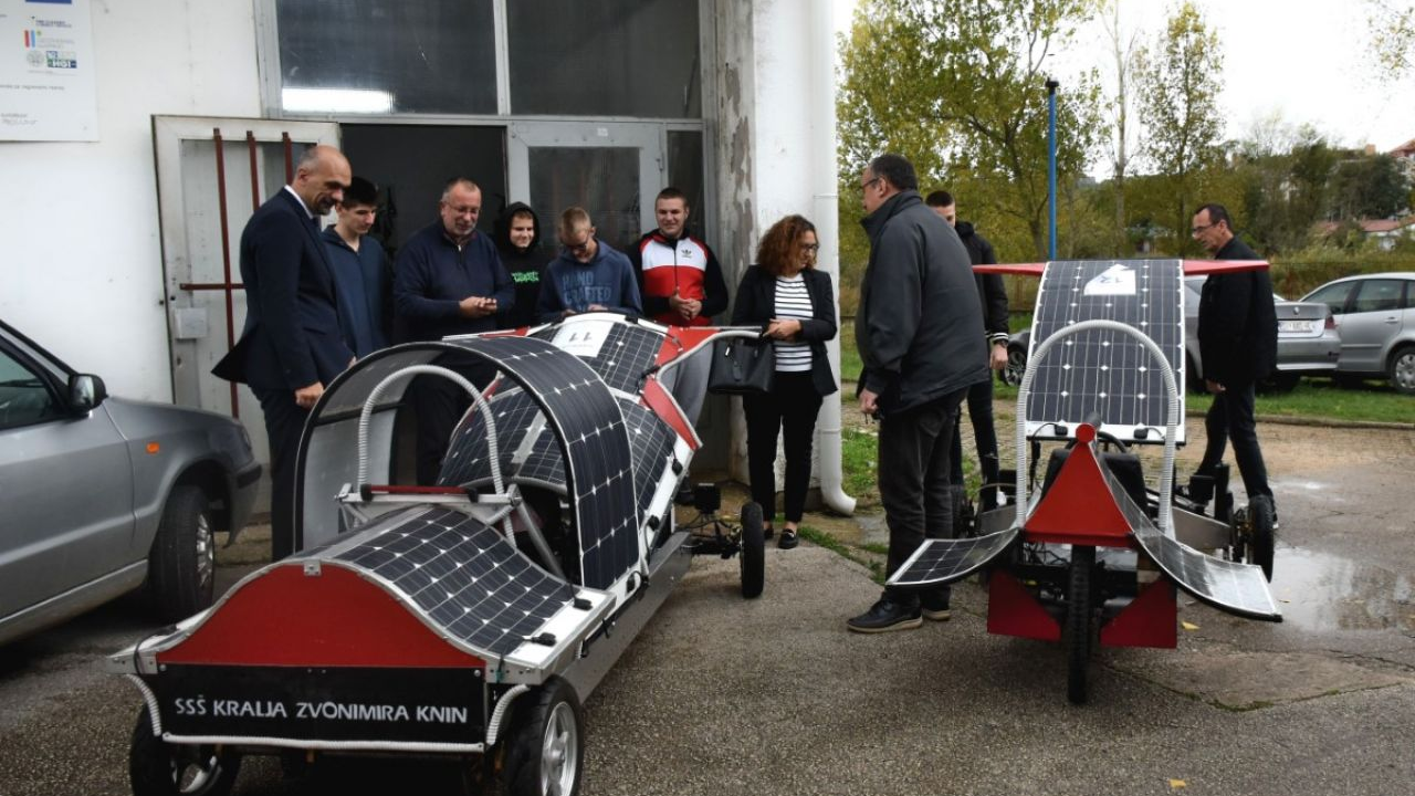 Jelić kod mladih inovatora iz Knina koji su solarnim automobilom osvojili prvo mjesto