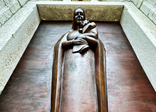 Brončana vrata s likom Gospe od Ružarija krase župnu crkvu u Drnišu