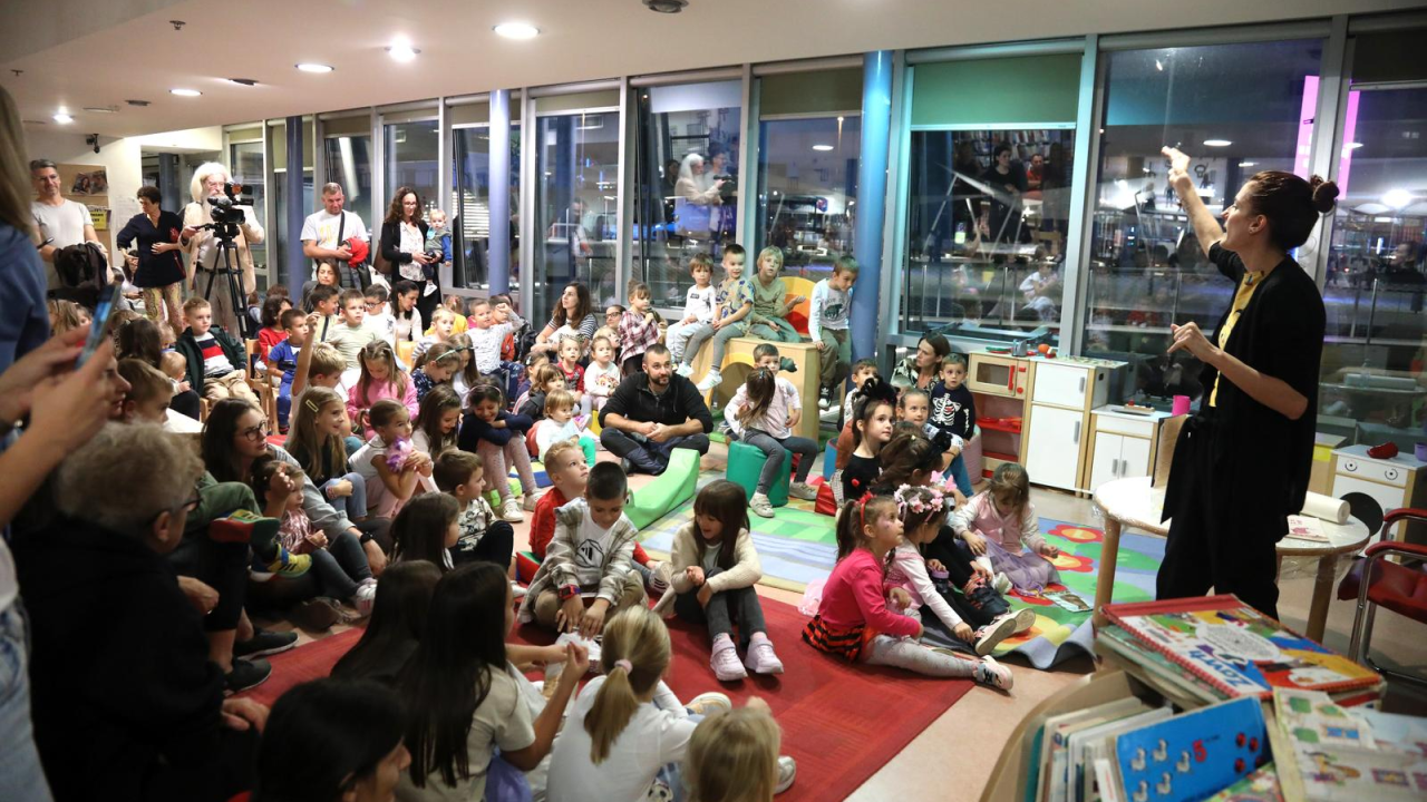 Puna knjižnica djece na ‘Bljakavoj pričaonici s Mrljekom, Prljekom i Jelenom Pervan’