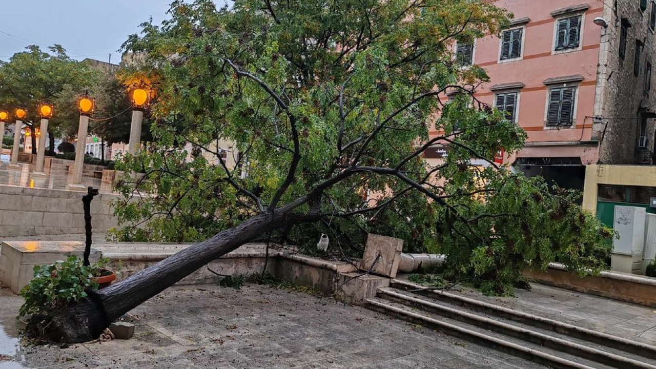 Vatrogasci intervenirali u Šibeniku i Kninu, štetu na Starom pazaru sanirat će Zeleni grad i Pectus