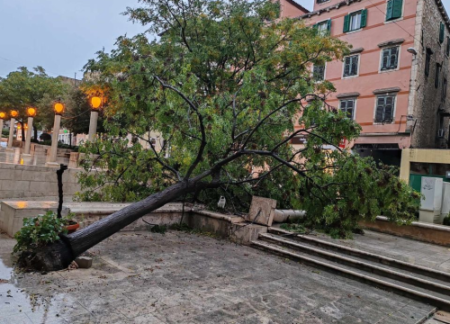 Vatrogasci intervenirali u Šibeniku i Kninu, štetu na Starom pazaru sanirat će Zeleni grad i Pectus