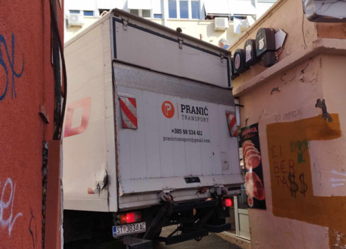 Izvučen kamion koji je zapeo u ulici iza Fine: Oštetio reklame i fasade