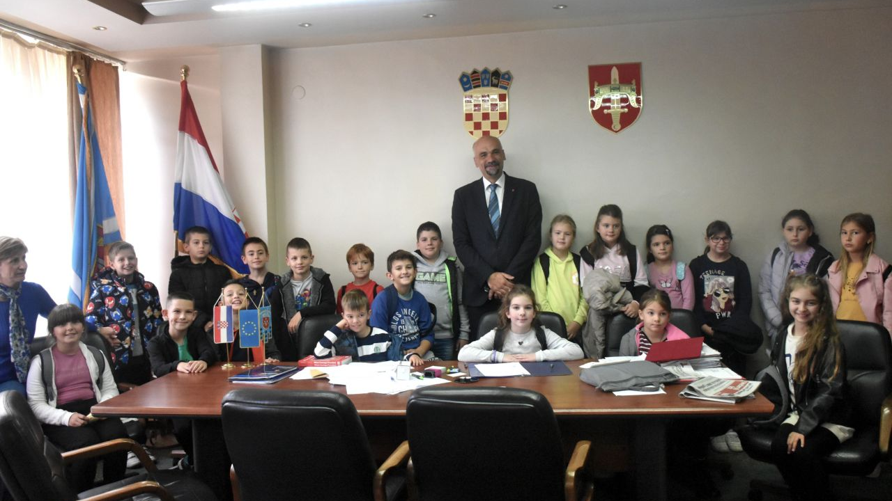 Školarci iz Knina posjetili župana