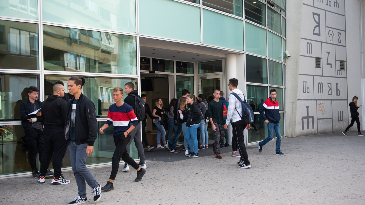 Županija raspisala Javni natječaj za dodjelu stipendija redovitim učenicima i studentima