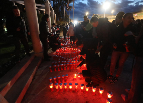 Ispred gradske uprave zapaljene svijeće u spomen žrtvama Domovinskog rata te Vukovaru i Škabrnji