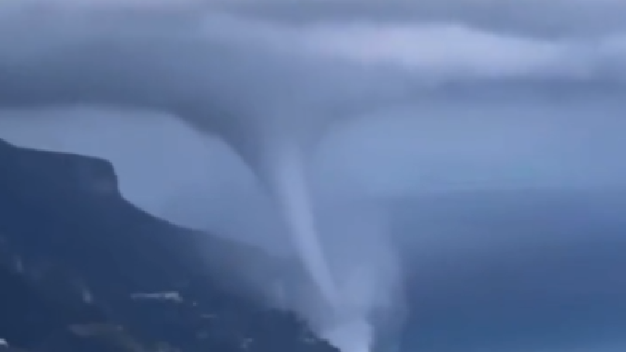 Ogromna pijavica u Italiji uz Amalfijsku obalu