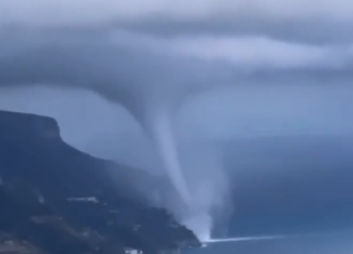 Ogromna pijavica u Italiji uz Amalfijsku obalu