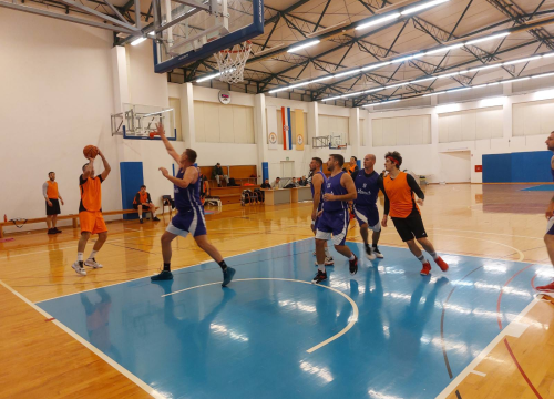 Šibenska rekreativna košarkaška liga: Branitelj naslova došao do prve pobjede, uz 118 postignutih poena