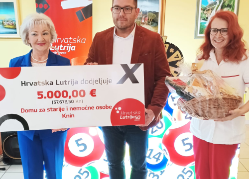 Fotografija 2 - U kninskom Domu za starije organizirana tombola: 'Prvi put u svoje 93 godine sam osvojila nešto'