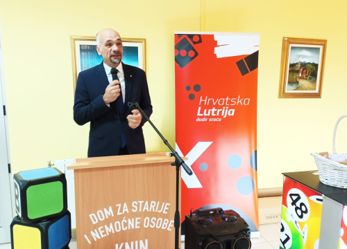 Fotografija 4 - U kninskom Domu za starije organizirana tombola: 'Prvi put u svoje 93 godine sam osvojila nešto'