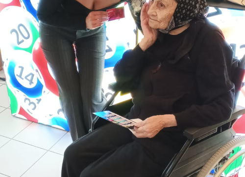Fotografija 5 - U kninskom Domu za starije organizirana tombola: 'Prvi put u svoje 93 godine sam osvojila nešto'