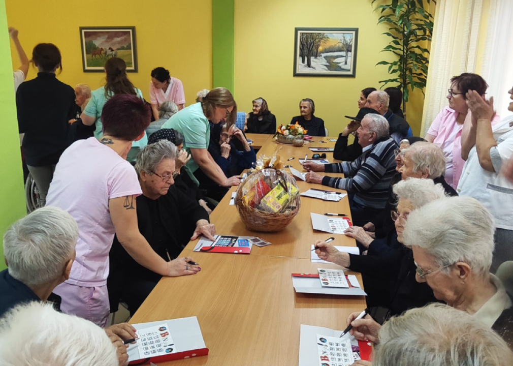 U kninskom Domu za starije organizirana tombola: 'Prvi put u svoje 93 godine sam osvojila nešto'