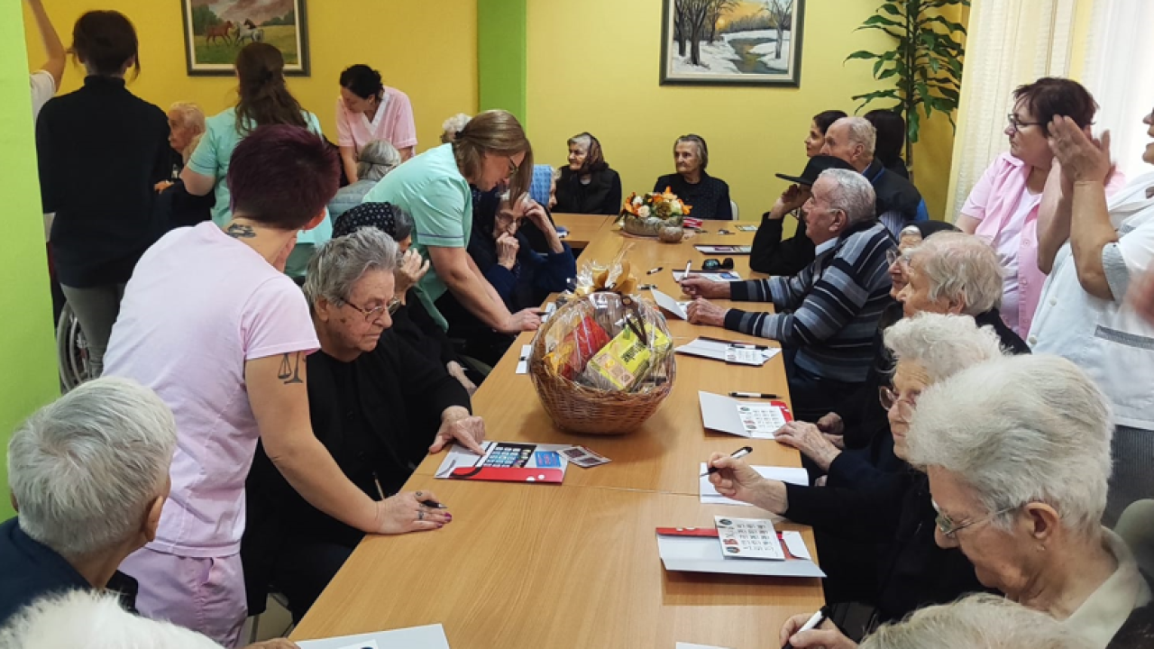 U kninskom Domu za starije organizirana tombola: 'Prvi put u svoje 93 godine sam osvojila nešto'