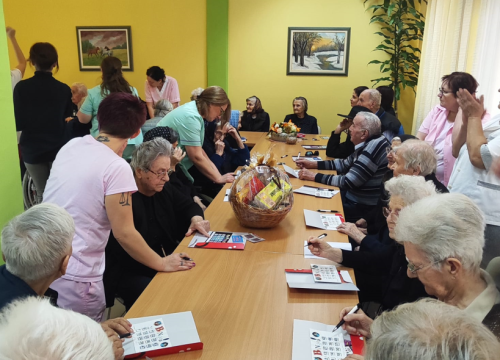 U kninskom Domu za starije organizirana tombola: 'Prvi put u svoje 93 godine sam osvojila nešto'