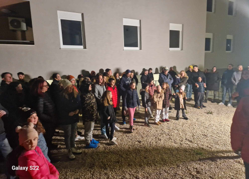 Fotografija 2 - Miran prosvjed još uvijek budućih stanara POS-ovih stanova na Biocima: Plaćaju kredite, ali ključ nikako da dobiju. Zato plaćaju i podstanarstvo