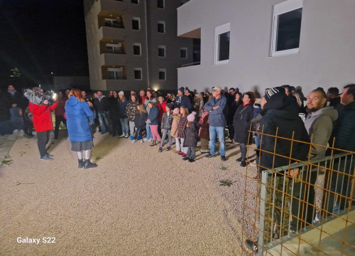 Fotografija 3 - Miran prosvjed još uvijek budućih stanara POS-ovih stanova na Biocima: Plaćaju kredite, ali ključ nikako da dobiju. Zato plaćaju i podstanarstvo