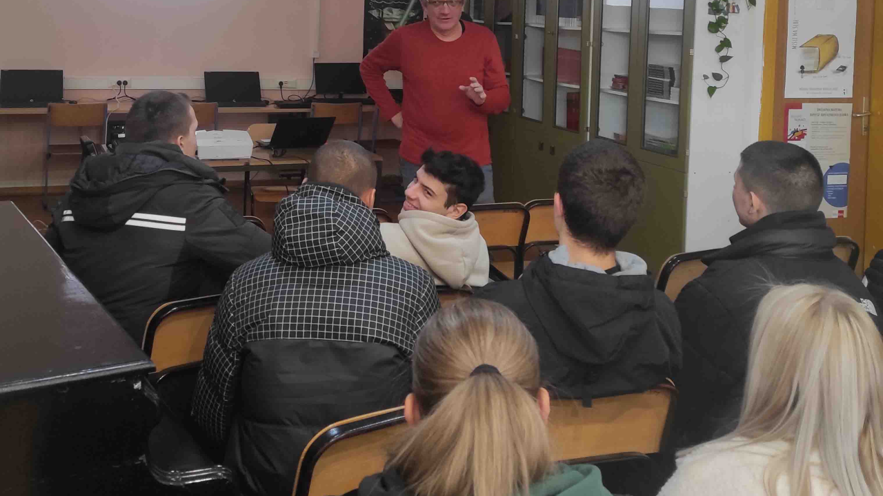 U Kninu održana panel rasprava na temu Digitalna iscrpljenost i ukradena pažnja