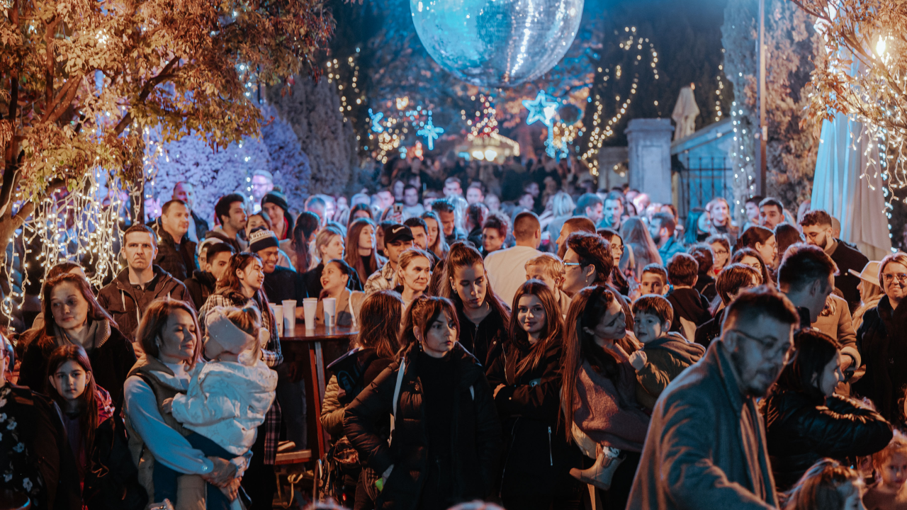 Matija Cvek u prepunom đardinu otvorio Adventuru, već sutra dva nova koncerta