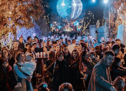 Matija Cvek u prepunom đardinu otvorio Adventuru, već sutra dva nova koncerta