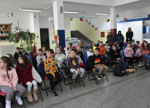 Fotografija 2 - U osnovnoj školi u Kninu obilježen 6. Školski medni dan s hrvatskih pčelinjaka